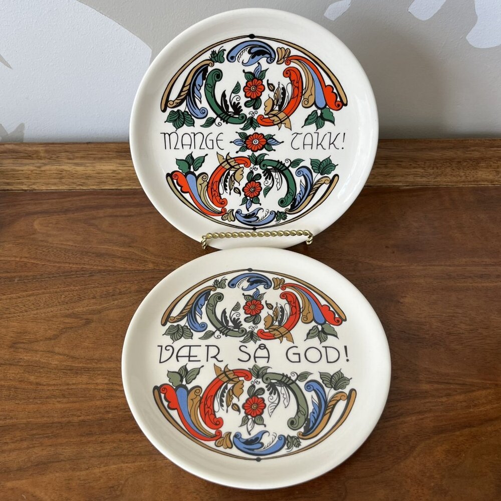 2 Bergquist Imports Norwegian Plates "Mange Takk" & "Vaer Sa God!" Rosemaling